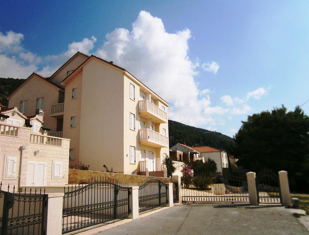 Sun House Apartments Bol Exterior photo