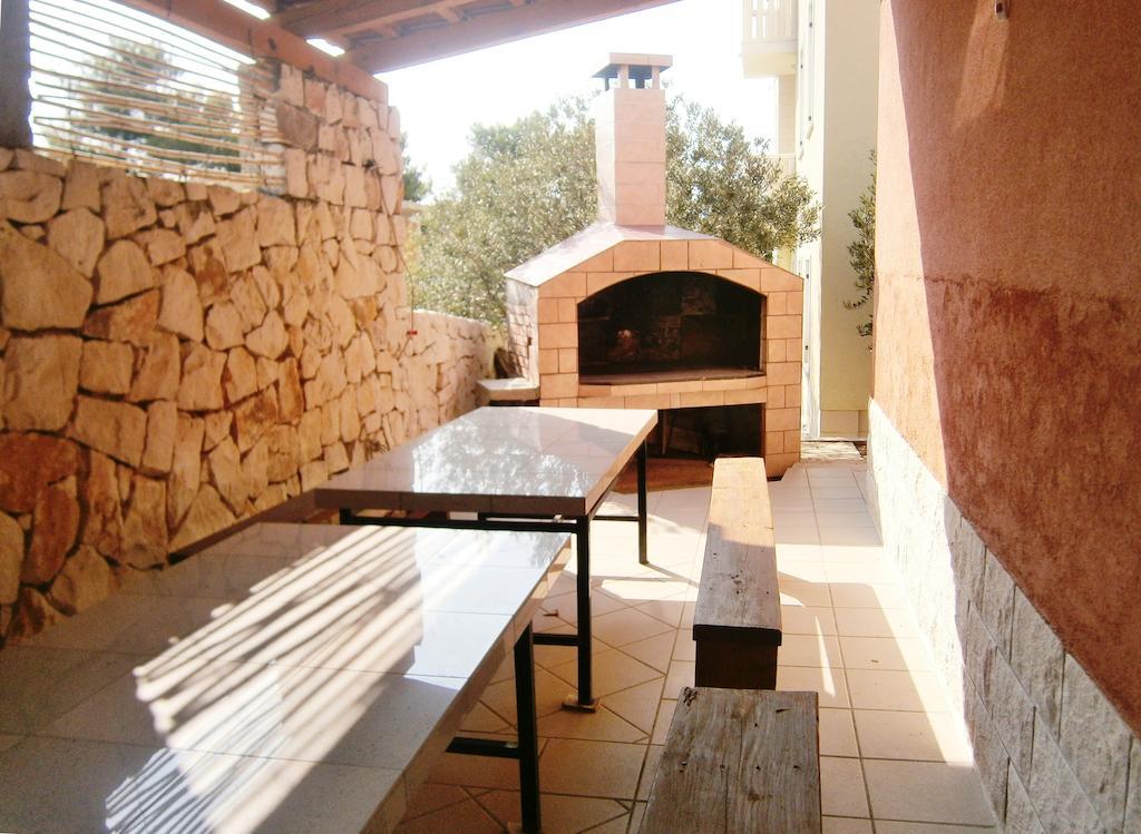 Sun House Apartments Bol Exterior photo