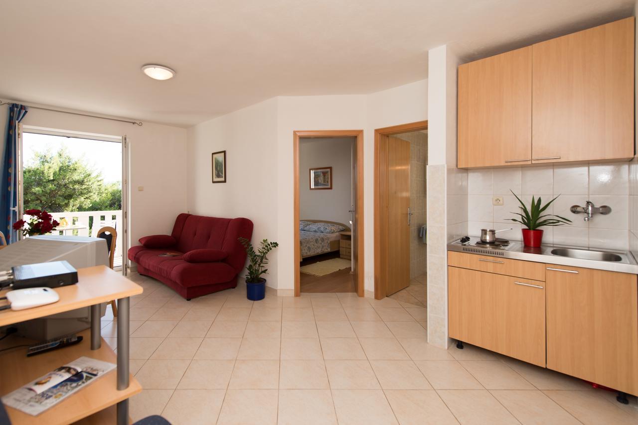 Sun House Apartments Bol Exterior photo