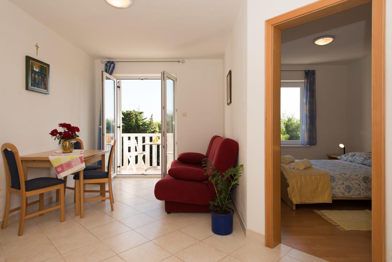 Sun House Apartments Bol Exterior photo