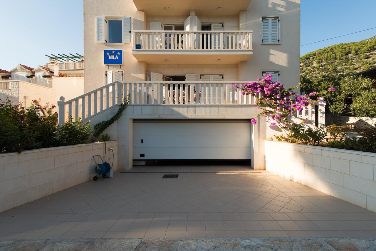 Sun House Apartments Bol Exterior photo